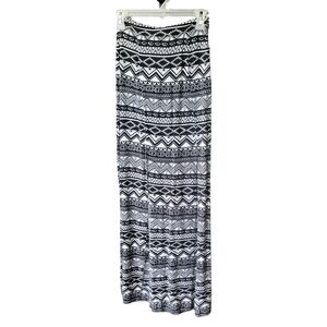 Forever 21 black and white geometric print pull-on skirt Size XS